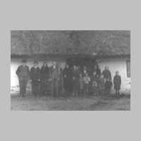 029-0005 Klein Michelau. Konfirmation von Helmut Braun im Jahre 1944. Die Familie Braun neben ihrem Wohnhaus.jpg